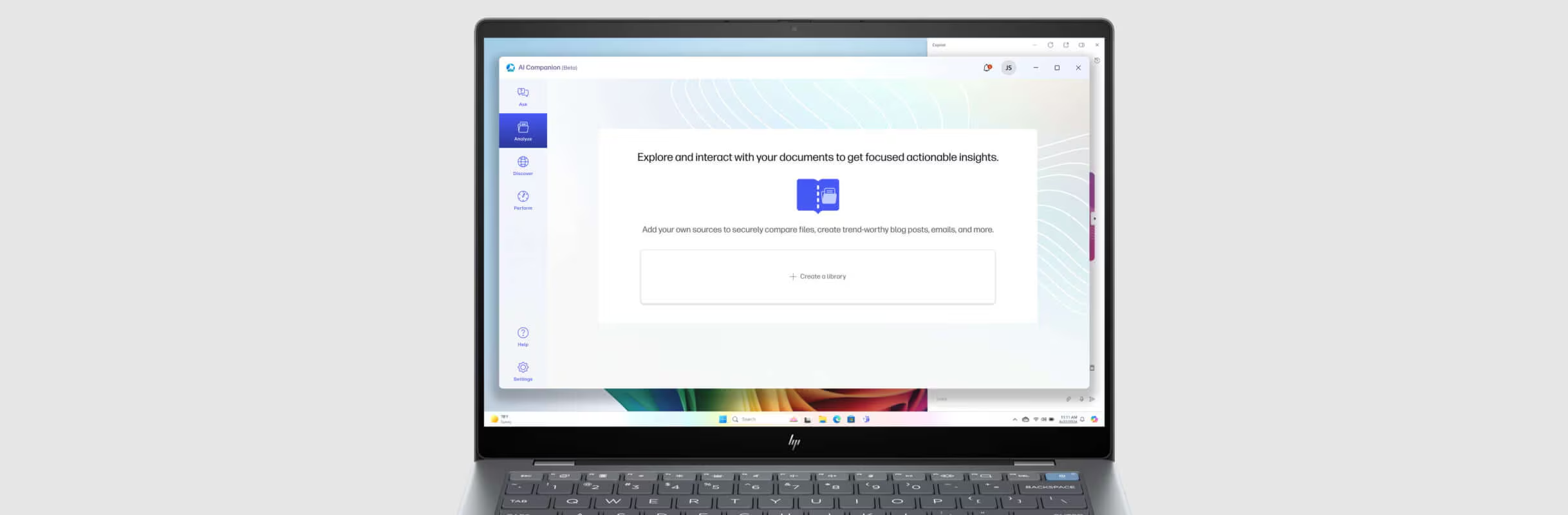 Chica estudiando con laptop HP