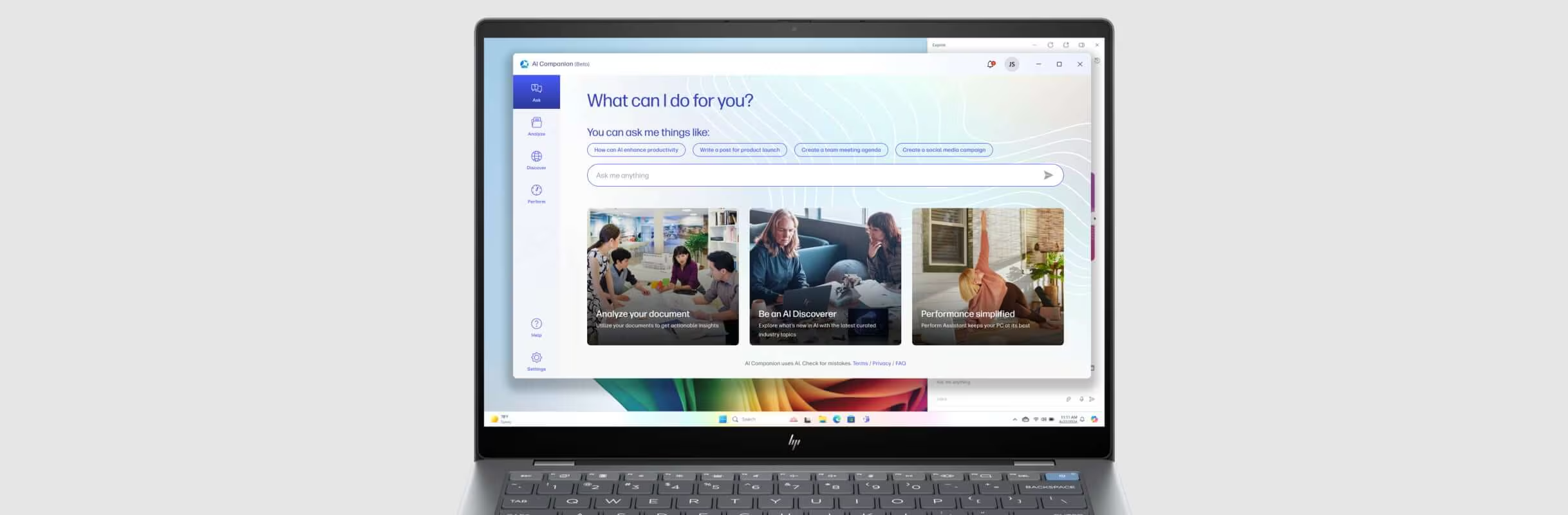 Chica realizando videollamada con laptop HP
