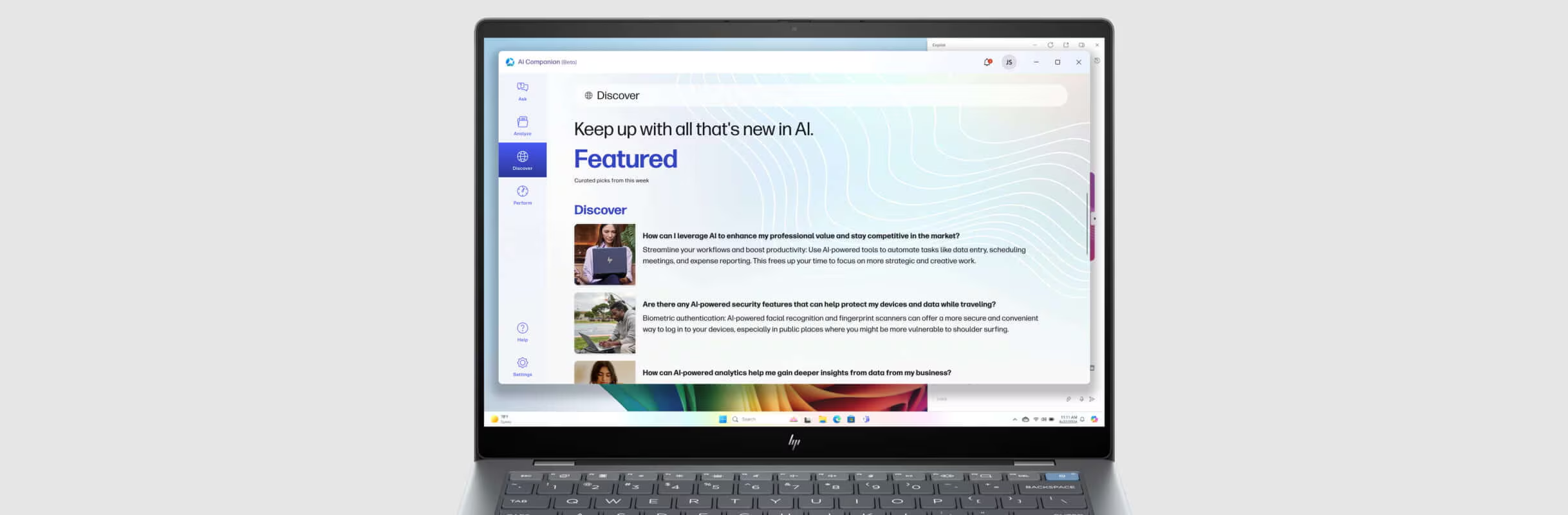 Chica trabajando en un parque con laptop HP