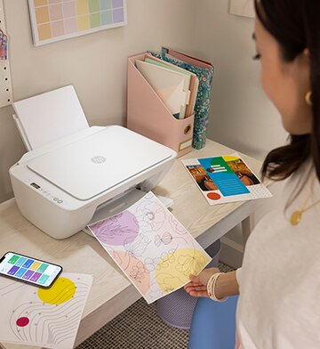 Mujer trabajando en computadora all in one HP