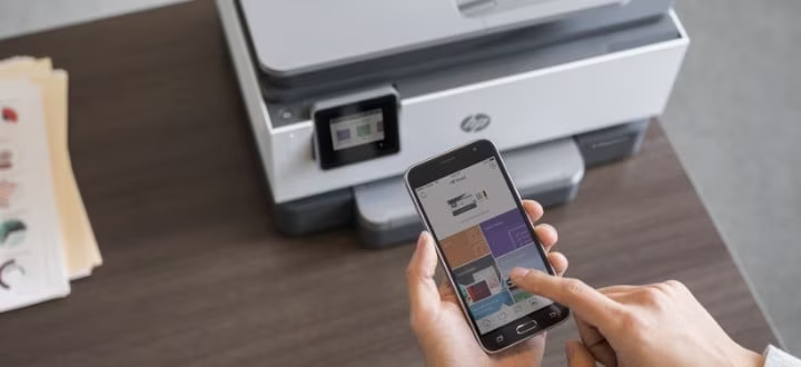 Celular mostrando la aplicacion de impresoras HP