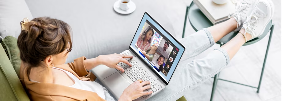 Chica realizando videollamada con laptop HP